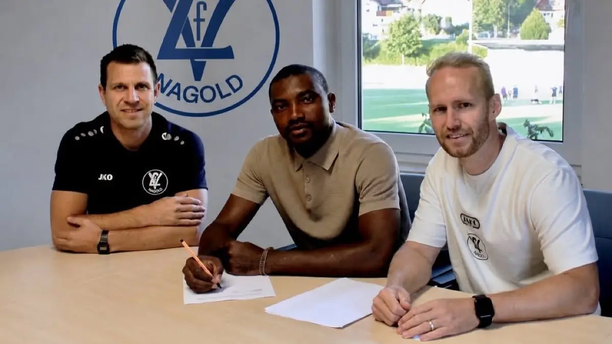 Francis Ubabuike (Mitte) und die beiden sportlichen Leiter Marco Quiskamp (rechts) und Raphael Schaschko bei der Vertragsunterzeichnung im Reinhold-Fleckenstein-Stadion