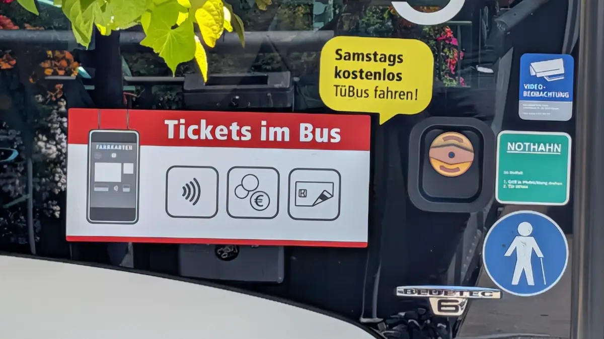 Ein Omnibus des Stadtverkehrs Tübingen (Tübus) auf der Eberhardsbrücke mit der Aufschrift "Tickets im Bus". Die Stadtwerke wollen aber die Fahrkartenautomaten in den Bussen abschaffen.