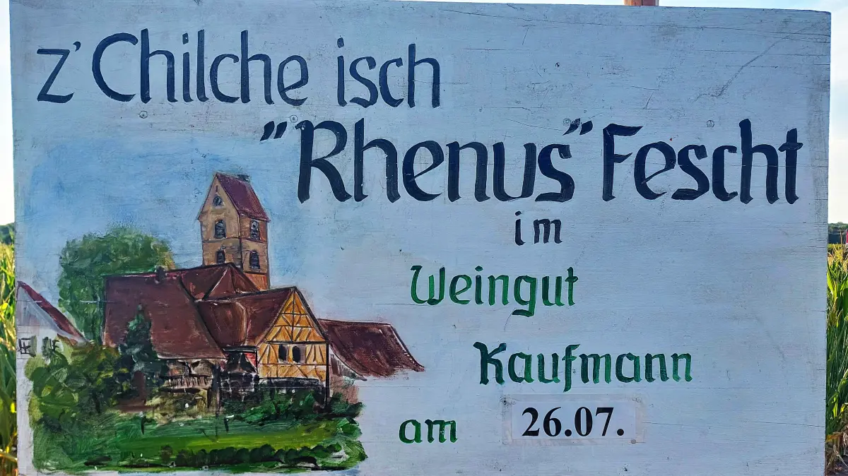 Die Werbeschilder im Ort kündigen das "Rhenus Fescht" an.