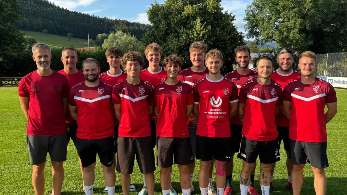 Spielausschuss Michael Kornmaier (von links), Team-Manager Kiki Sanchez und Trainer Timo Kinast begrüßen die Neuzugänge Gregor Ruf, Jona Neumaier, Hendrik Kempe, Louis Mayer, Jannis Nohe, Carlo Lehmann, Paul Wörner und Manuel Buchholz in Hofstetten. Co-Trainer Normen Armbruster und Sportvorstand Severin Witt (beide links im Bild) freuen sich ebenfalls über die Verstärkungen.