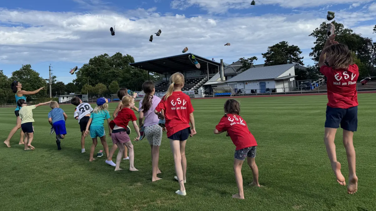 Auch mit Schuhen lässt sich Werfen üben: Kinderleichtathletiktraining beim ESV Weil am Rhein.
