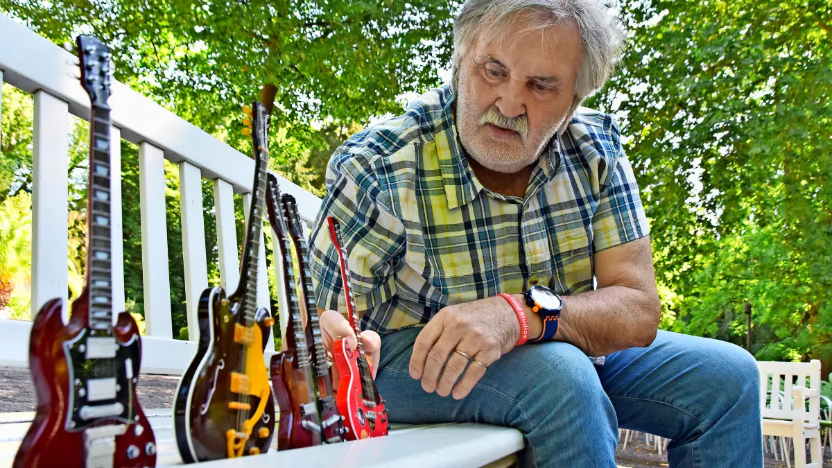 Udo Seiwert-Fauti zeigt hier im Stadtpark einige seiner Miniaturgitarren. Beim Treffen am Sonntag werden dort dann Instrumente der Marke Gibson in Originalgröße zu sehen und zu hören sein.
