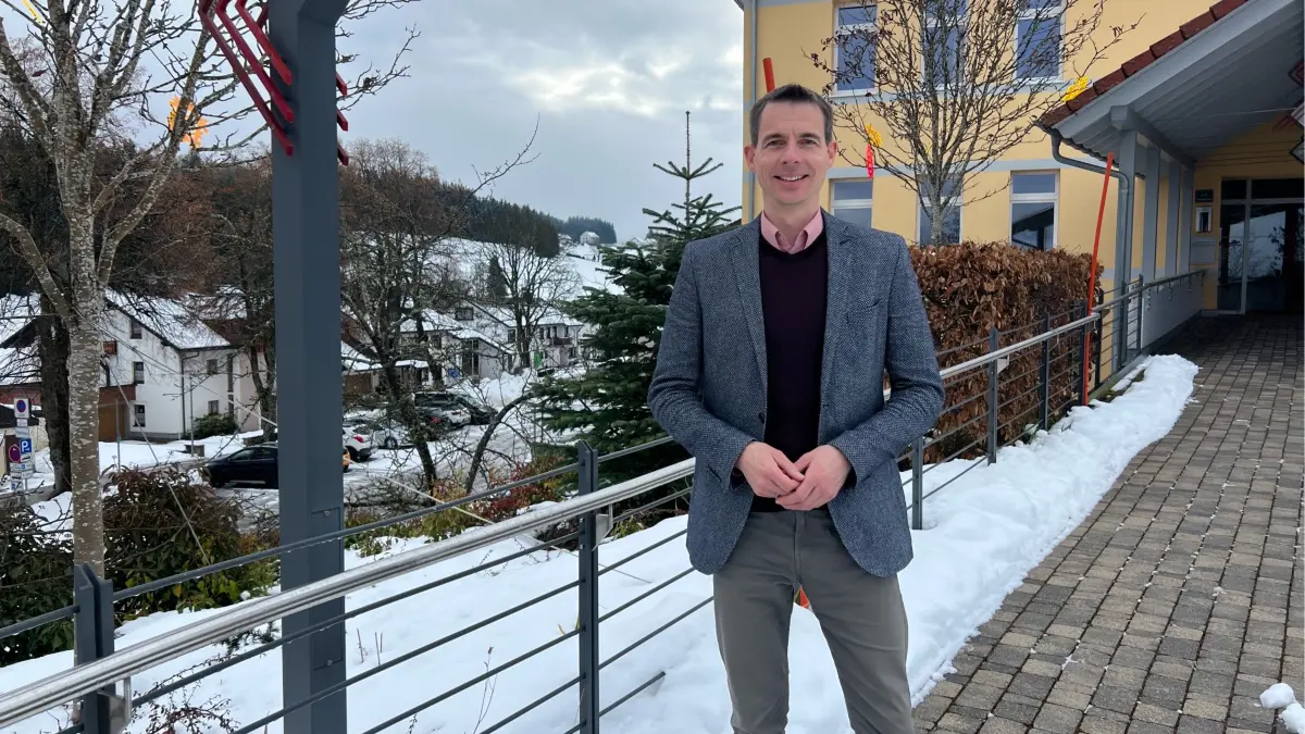 Schönwald Bürgermeister Christian Wörpel vor seiner Rathaustüre. Im aktuellen Gespräch mit unserer Redaktion sprach er auch darüber, dass die Winter kürzer, die Sommer aber länger würden und was das für den Tourismus und die Wirtschaft in seinem Ort bedeuten.