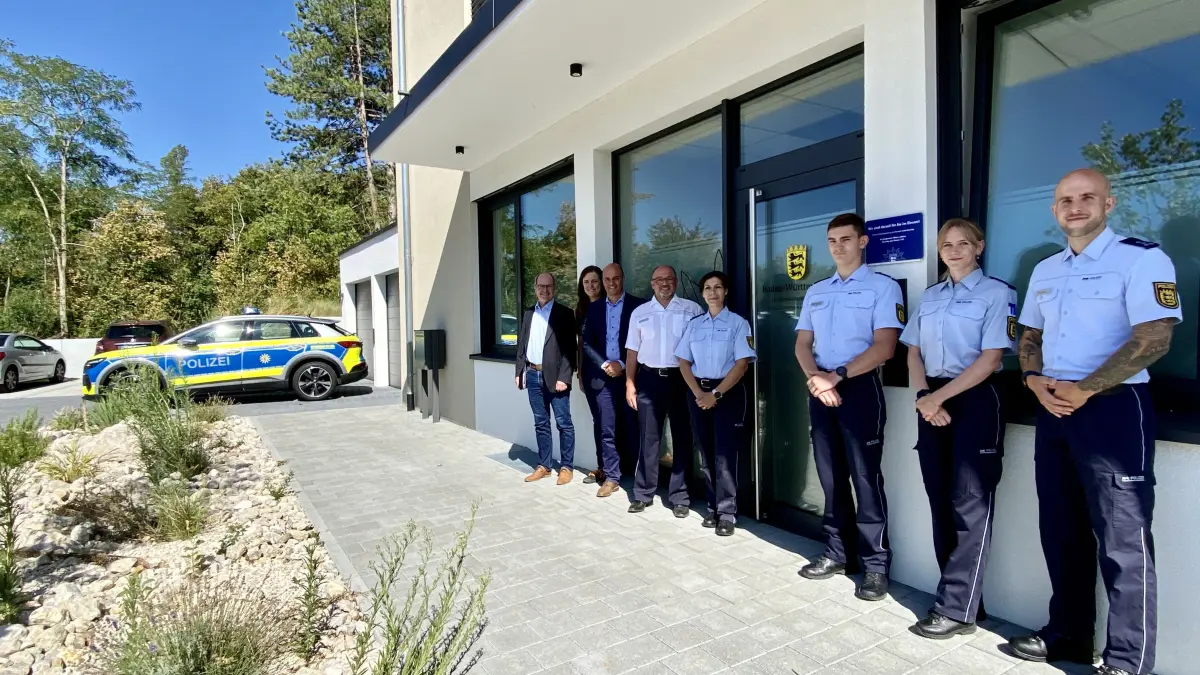 Der Polizeiposten Bad Bellingen ist nun offiziell eingeweiht: Von links: Bürgermeister Christian Renkert (Schliengen), Bürgermeisterin Carolin Holzmüller (Efringen-Kirchen), Bürgermeister Carsten Vogelpohl (Bad Bellingen), Postenleiter Ralf Huck, seine Stellvertreterin Giovanna Hartl, Pascal Bernigaud (Praktikant), Lucie Ketterer (Jugendsachbearbeiterin), Tim Franke (Sachbearbeiter).