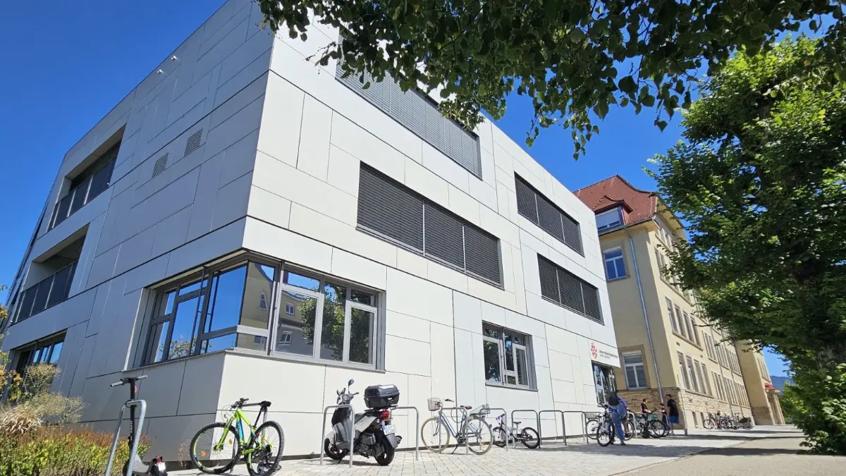 Neubau - im Vordergrund die Hebel-Schule- und Altbau gehen an der Roggenbachstraße eine stimmige Symbiose ein.