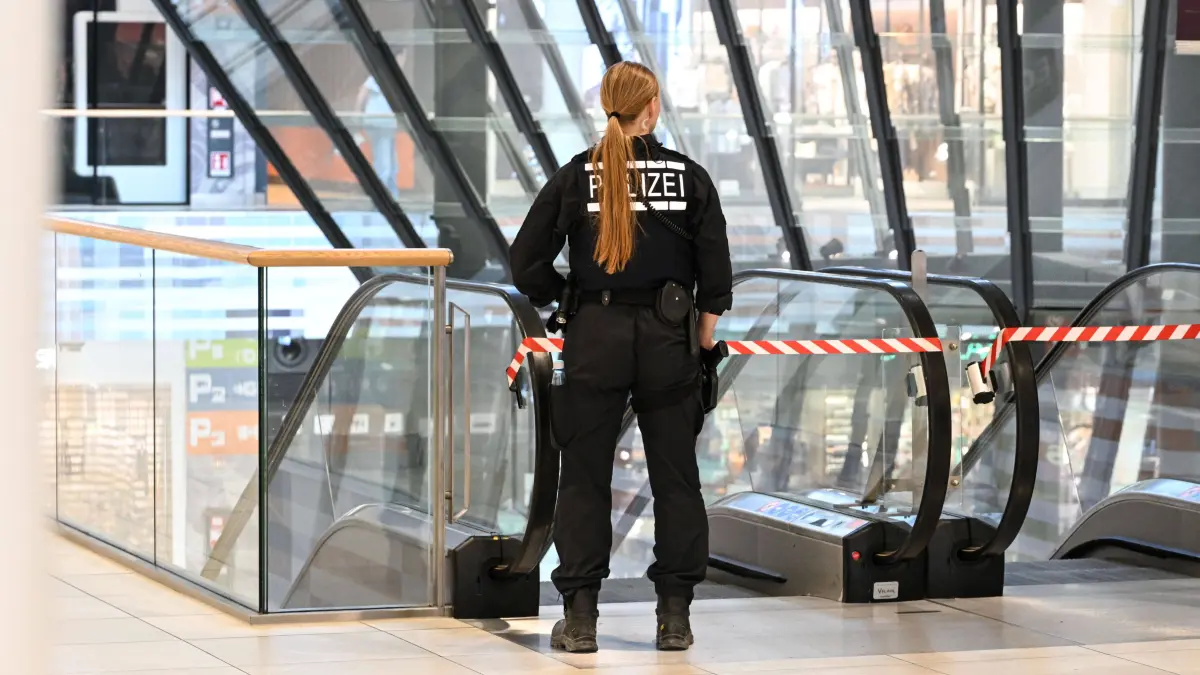 Verdächtiger festgenommen: Messerangriff im Milaneo - Frau schwer verletzt und angezündet: Mann attackiert Frau in Stuttgarter Einkaufszentrum offenbar mit, In einem Stuttgarter Einkaufszentrum ist eine 47-jährige Frau nach Polizeiangaben mit einem Messer angegriffen und anschließend angezündet worden. Die Frau erlitt lebensgefährliche Verletzungen. Der tatverdächtige 54-Jährige soll mit dem Opfer in einer Beziehung gestanden haben. Stuttgart Baden-Württemberg Deutschland Stuttgart *** Man Apparently Attacks Woman in Stuttgart Shopping Center with, According to police, a 47-year-old woman was attacked with a knife and then set on fire at a Stuttgart shopping center. The woman suffered life-threatening injuries. The 54-year-old suspect is said to have been in a relationship with the victim. Stuttgart, Baden-Württemberg, Ger Copyright: x xonw-imagesx/x-x