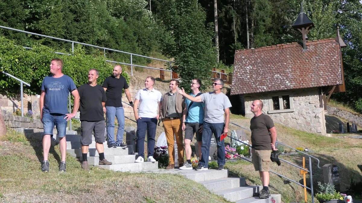 Der Hammereisenbacher Ortschaftsrat begutachtete Möglichkeiten zu einem einheitlichen Friedhofsbild. Im Bild Michael Willmann (von links), Michael Mayer, Patrick Preisinger, Florian Schreiber, Ralf Ruchlak, Sebastian Neininger, Ortsvorsteher Patrick Hellenschmidt und Albert Hegenauer.