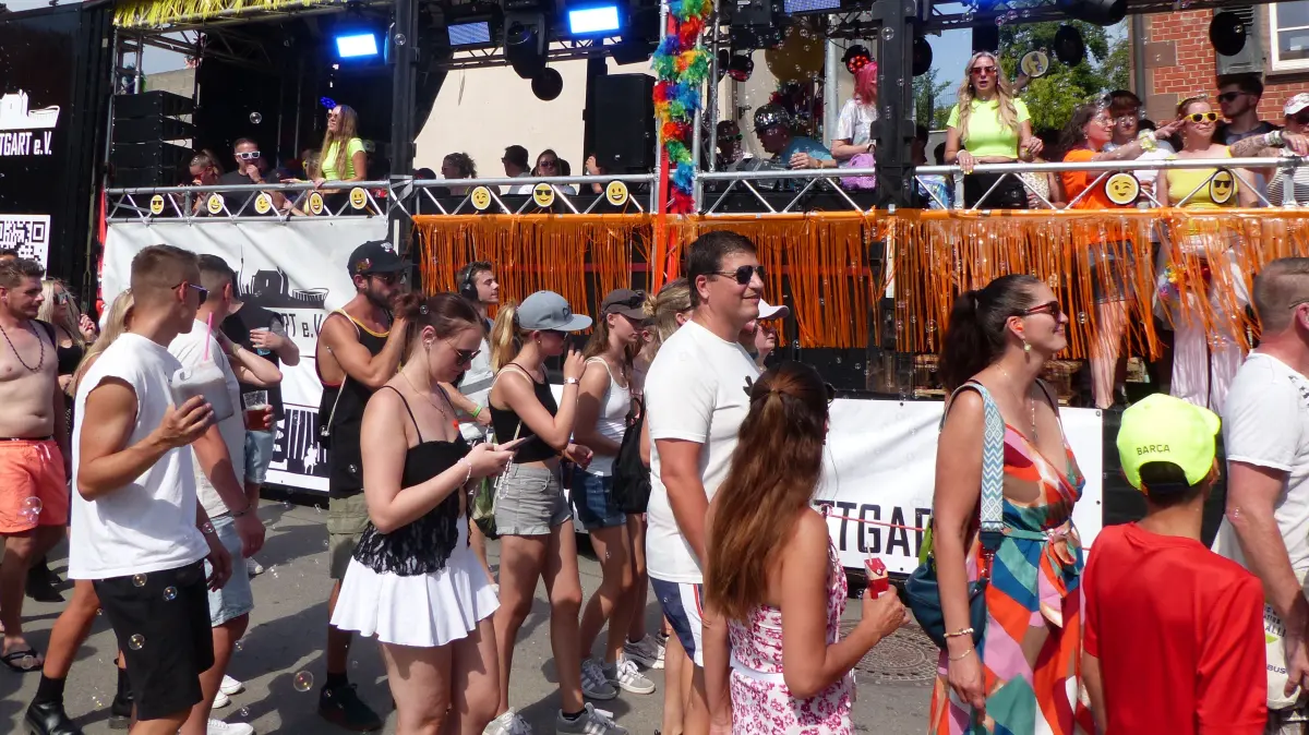 Tausende Besucher feiern die 25. Beatparade in Empfingen.