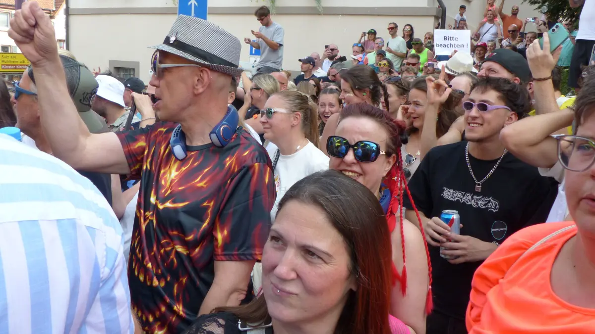 Tausende Besucher feiern die 25. Beatparade in Empfingen.