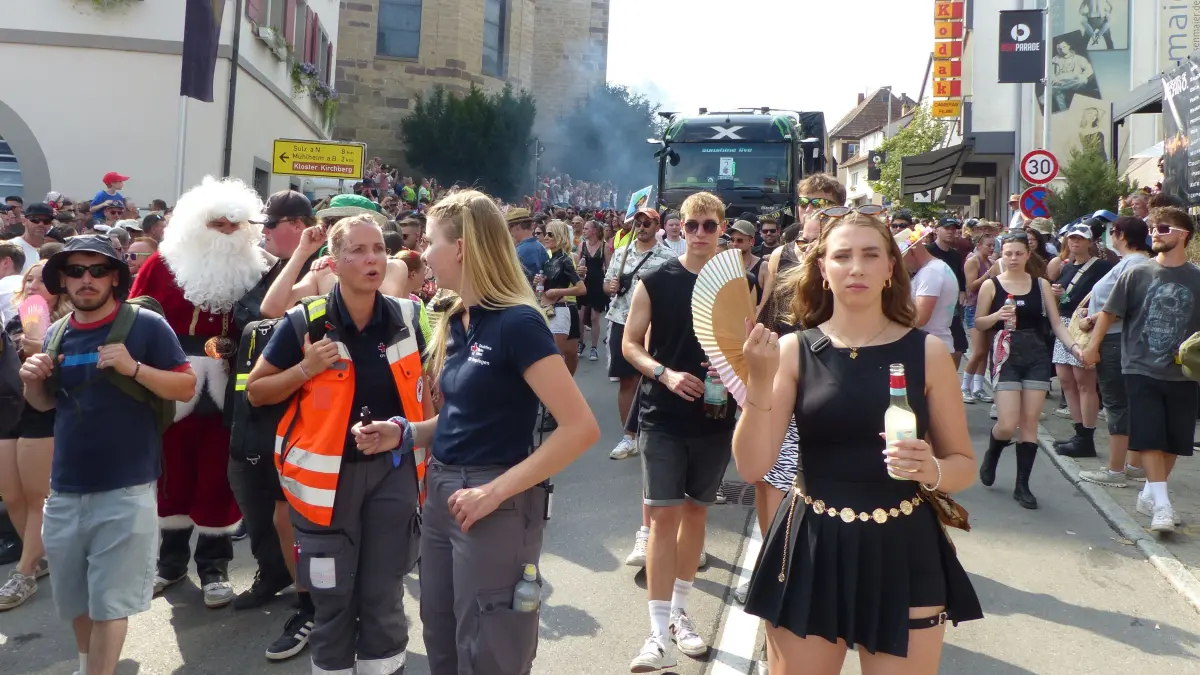 Tausende Besucher feiern die 25. Beatparade in Empfingen.