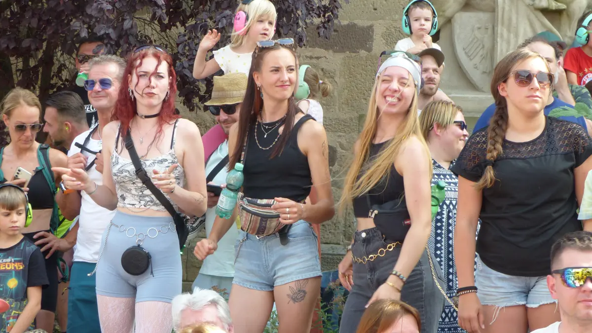Tausende Besucher feiern die 25. Beatparade in Empfingen.
