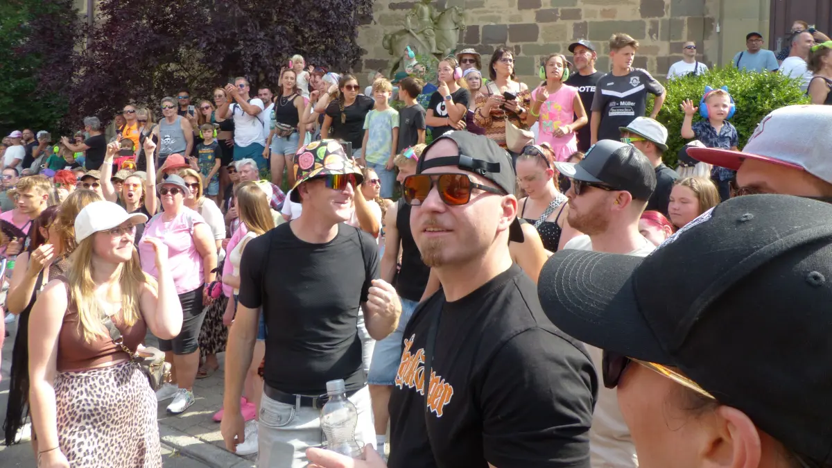 Tausende Besucher feiern die 25. Beatparade in Empfingen.