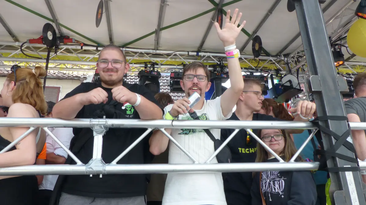 Tausende Besucher feiern die 25. Beatparade in Empfingen.
