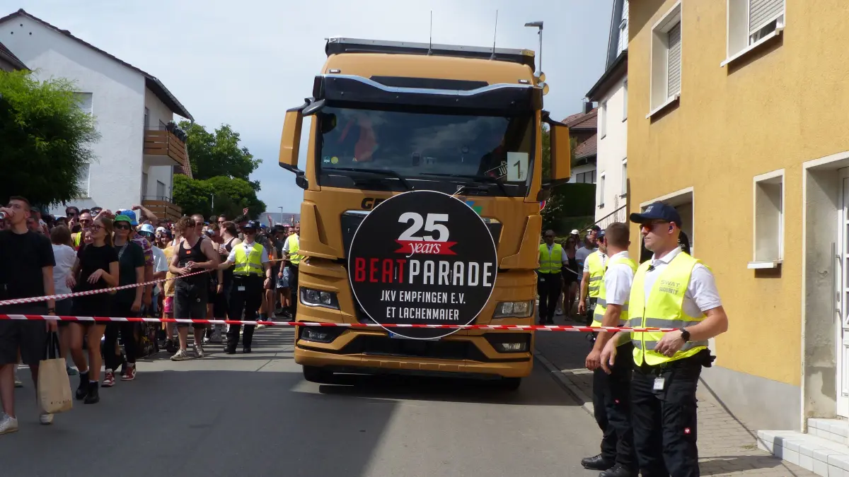 Tausende Besucher feiern die 25. Beatparade in Empfingen.
