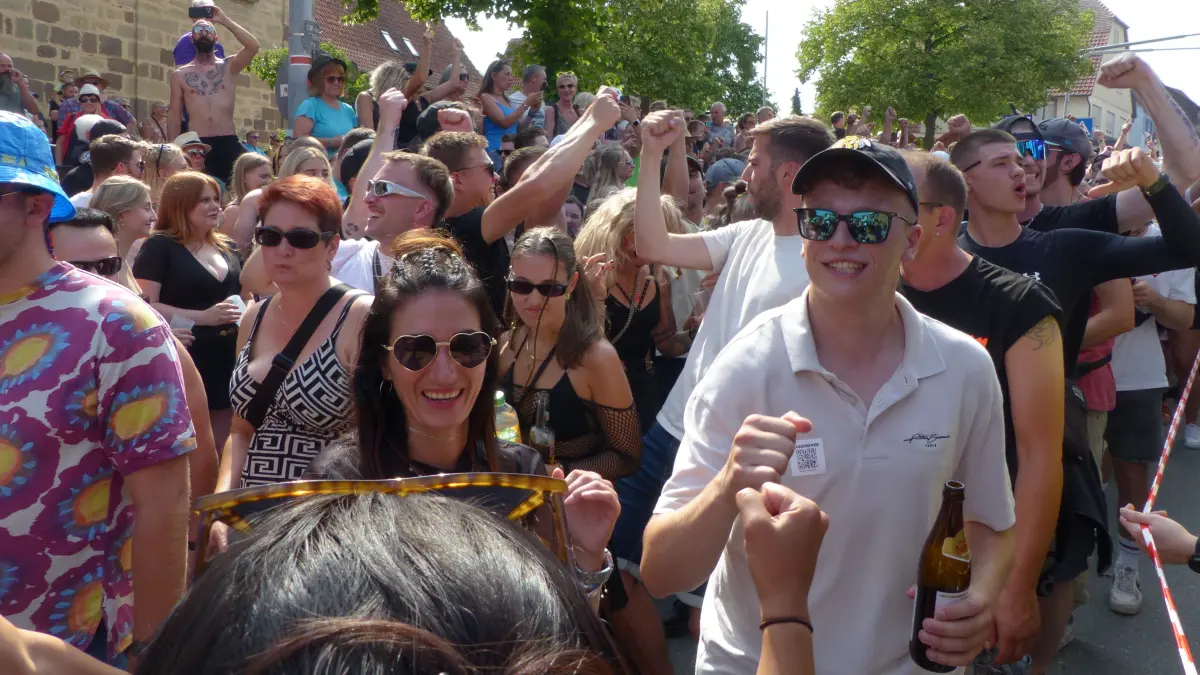Tausende Besucher feiern die 25. Beatparade in Empfingen.