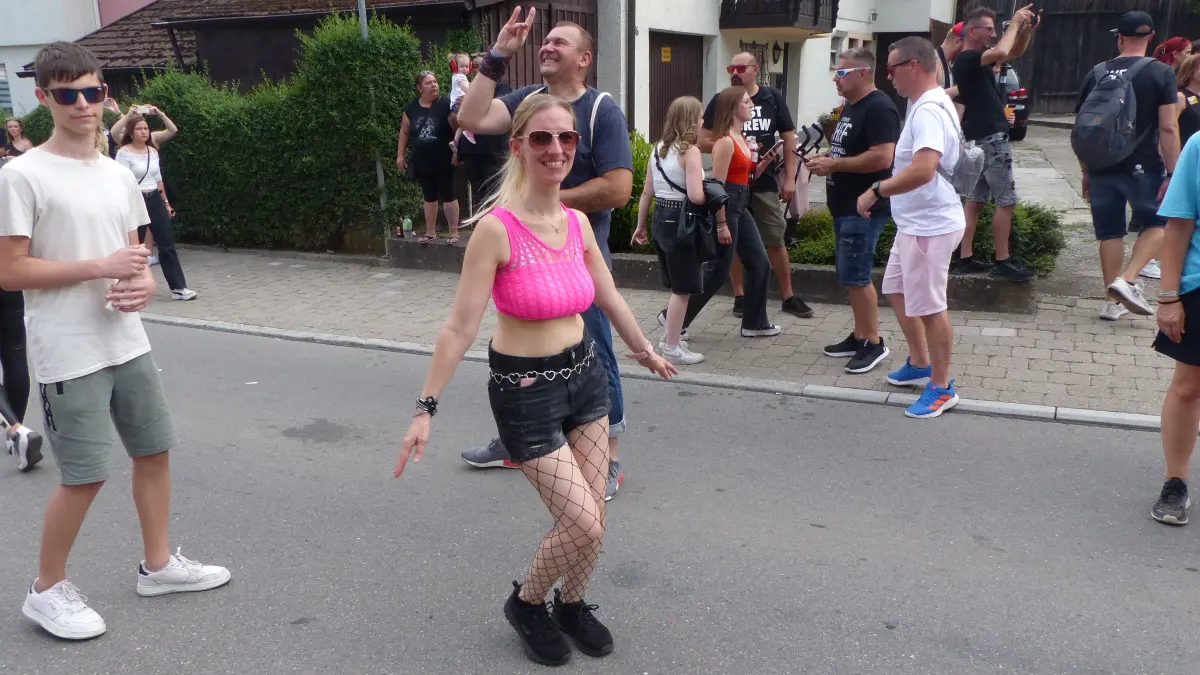 Tausende Besucher feiern die 25. Beatparade in Empfingen.