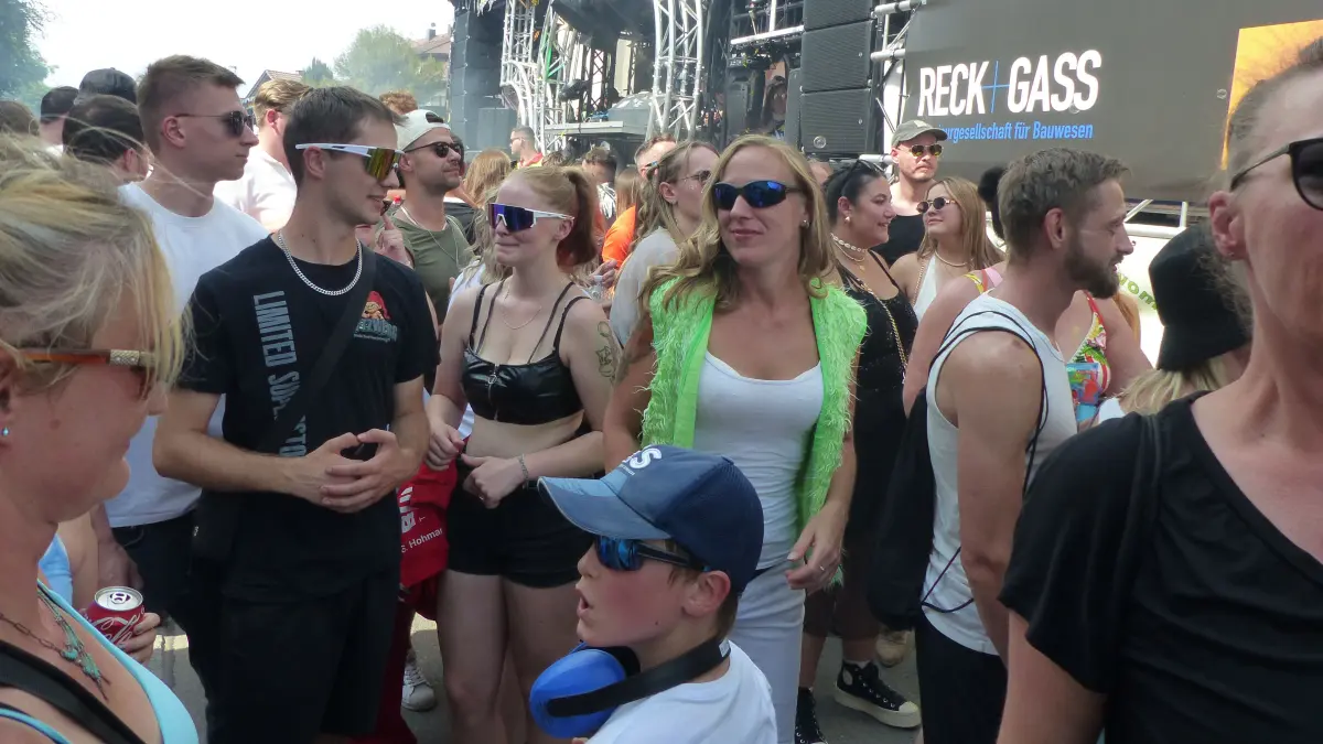 Tausende Besucher feiern die 25. Beatparade in Empfingen.