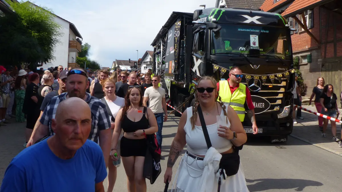 Tausende Besucher feiern die 25. Beatparade in Empfingen.