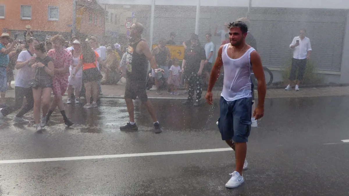 Tausende Besucher feiern die 25. Beatparade in Empfingen.