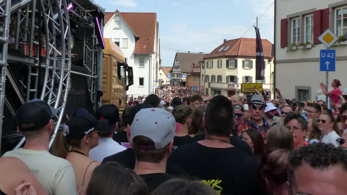 Tausende Besucher feiern die 25. Beatparade in Empfingen.