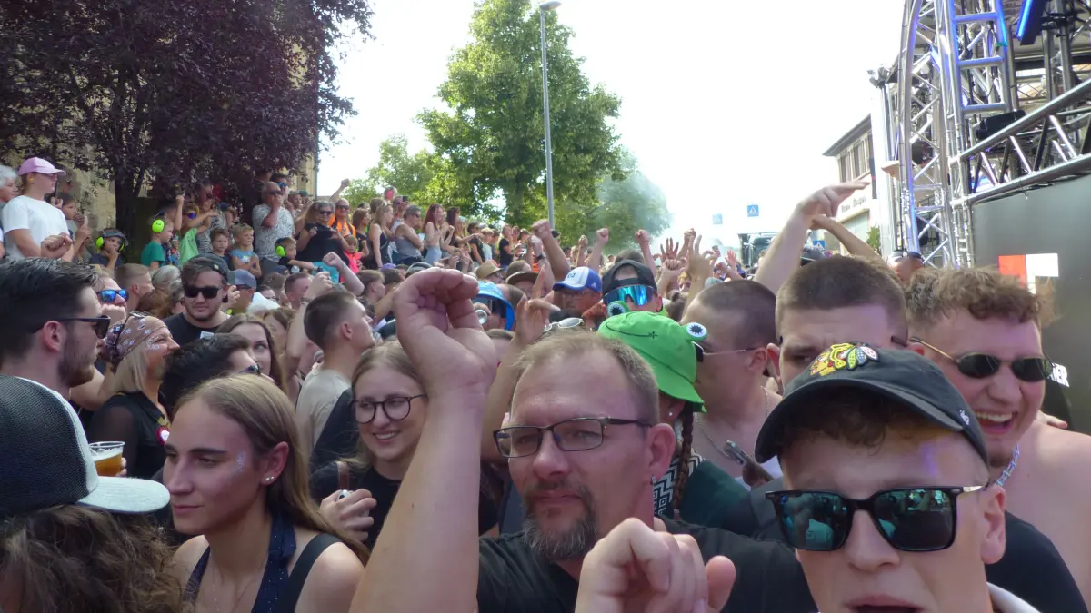 Tausende Besucher feiern die 25. Beatparade in Empfingen.
