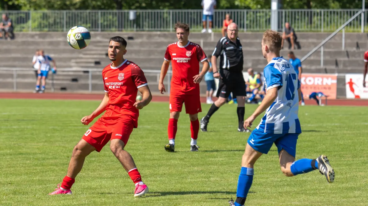 Stadtmeisterschaften Albstadt, FV RW Ebingen vs FC Albstadt II, Fussball, 25.07.2026: Turkan Kacanzio (FVE) bei der Ballannahme, rechts Tom Thiel (FCA) kommt zu spät
Stadtmeisterschaften Albstadt, FV RW Ebingen vs FC Albstadt II, Fussball, 25.07.2026
Foto: Eibner-Pressefoto/Eky Eibner