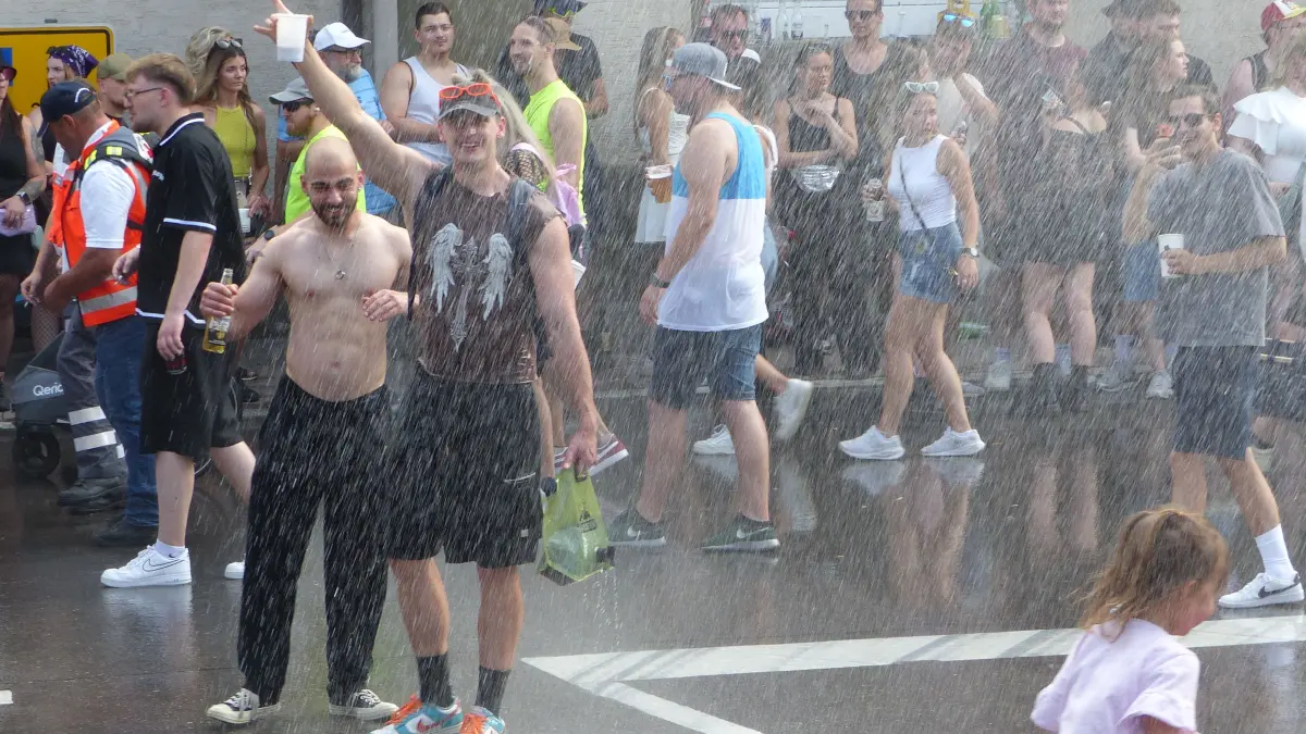Tausende Besucher feiern die 25. Beatparade in Empfingen.