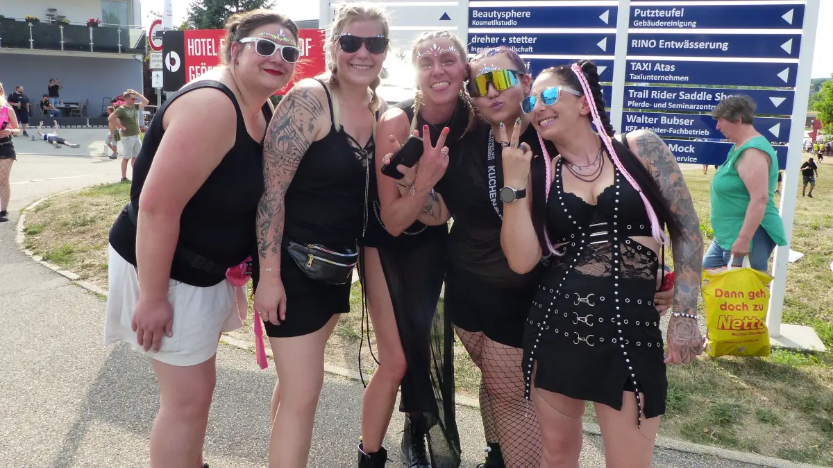 Tausende Besucher feiern die 25. Beatparade in Empfingen.