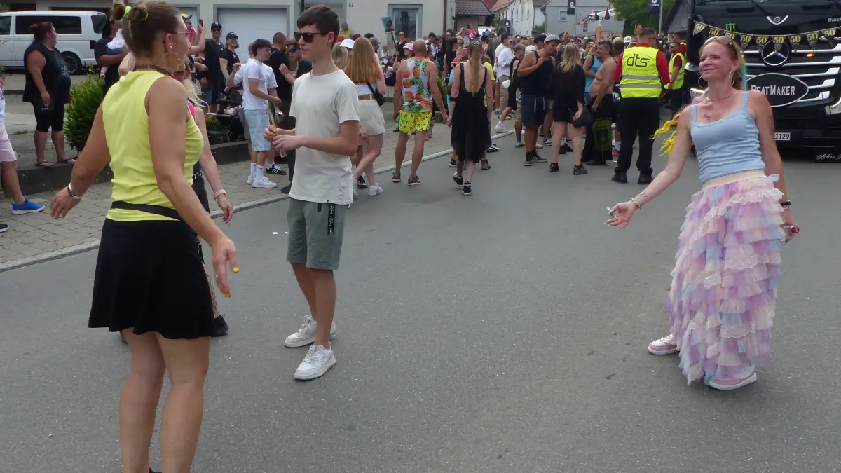 Tausende Besucher feiern die 25. Beatparade in Empfingen.