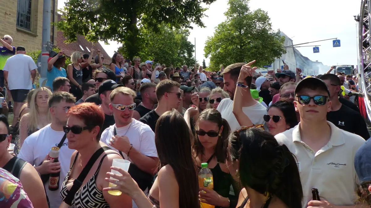Tausende Besucher feiern die 25. Beatparade in Empfingen.