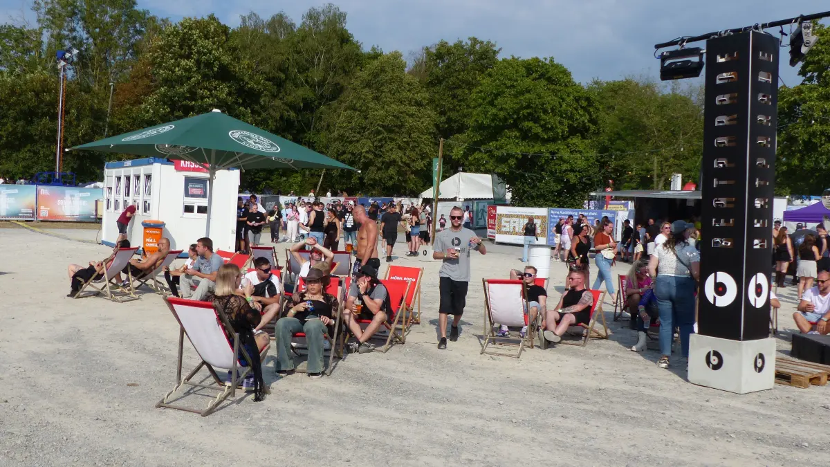 Tausende Besucher feiern die 25. Beatparade in Empfingen.
