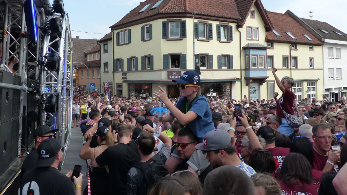 Tausende Besucher feiern die 25. Beatparade in Empfingen.