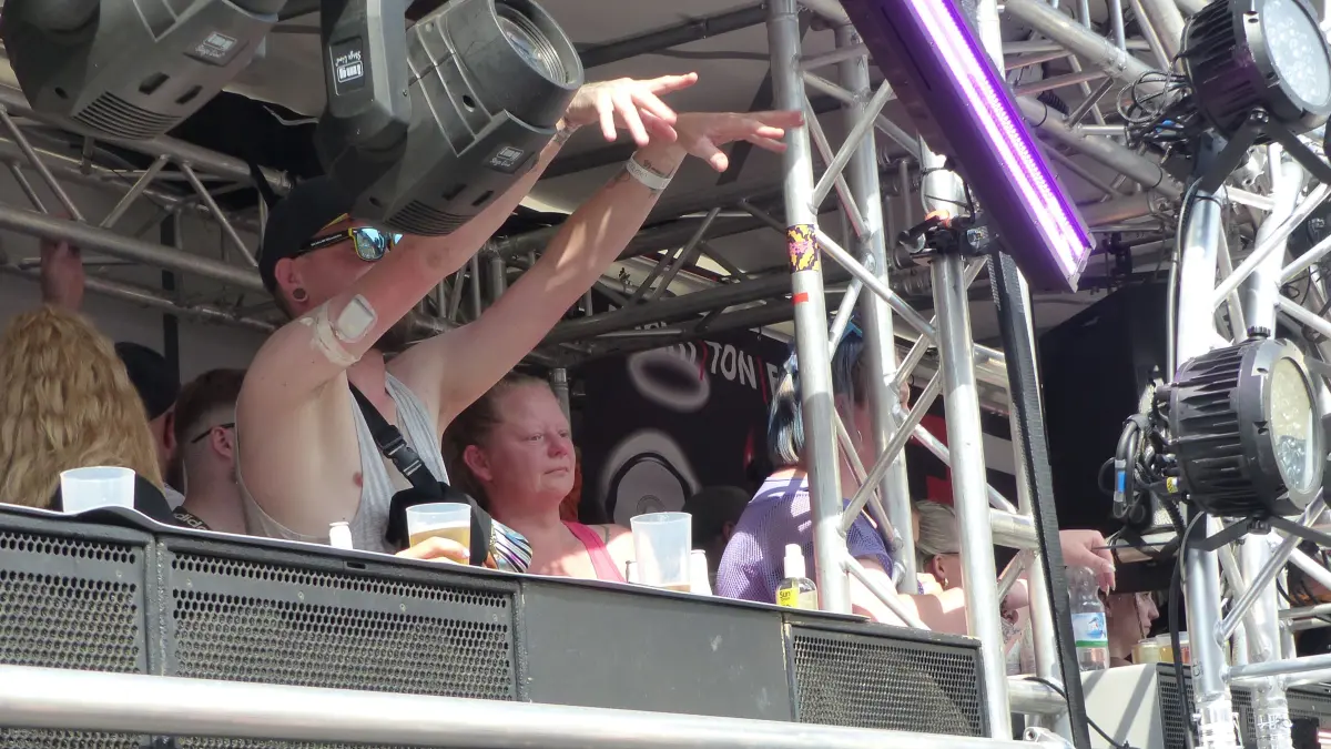 Tausende Besucher feiern die 25. Beatparade in Empfingen.