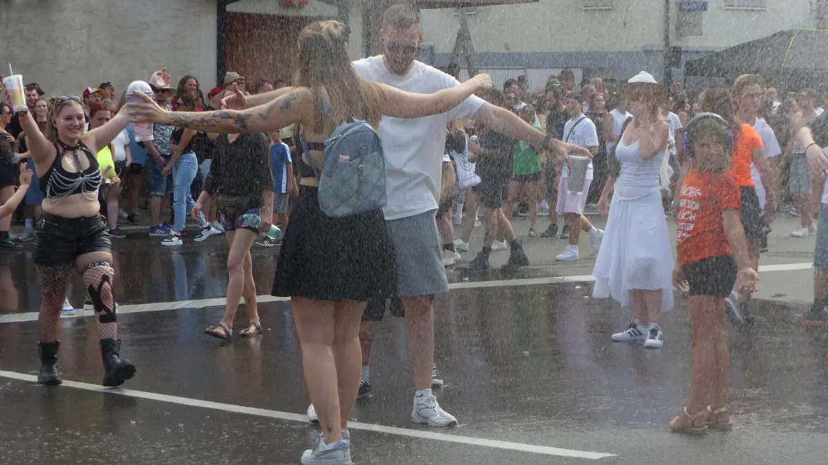 Tausende Besucher feiern die 25. Beatparade in Empfingen.