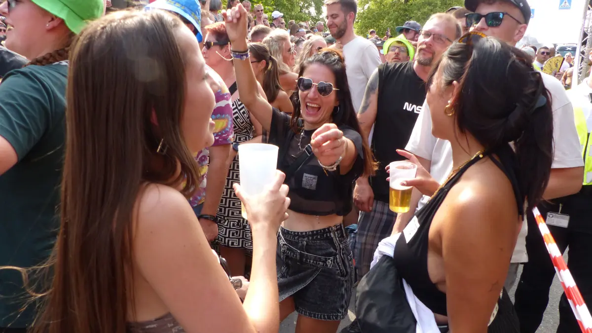 Tausende Besucher feiern die 25. Beatparade in Empfingen.