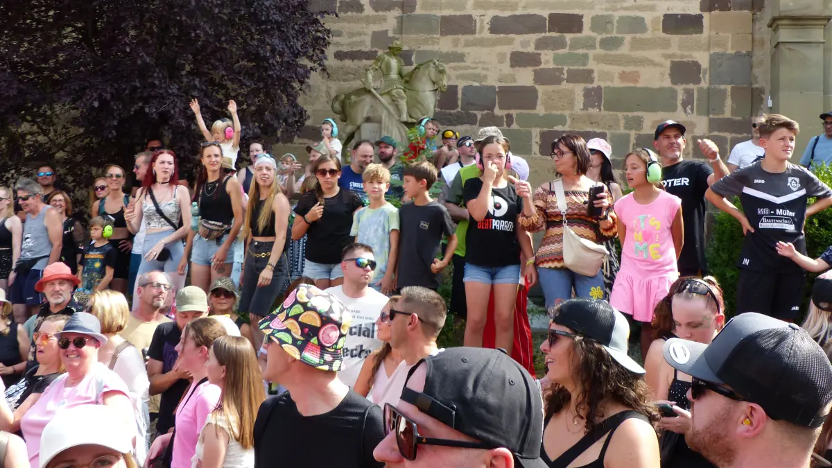 Tausende Besucher feiern die 25. Beatparade in Empfingen.