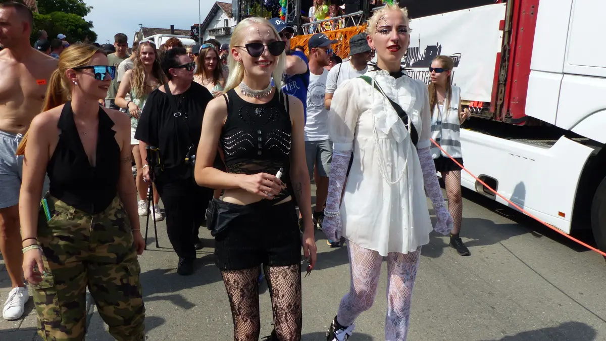 Tausende Besucher feiern die 25. Beatparade in Empfingen.