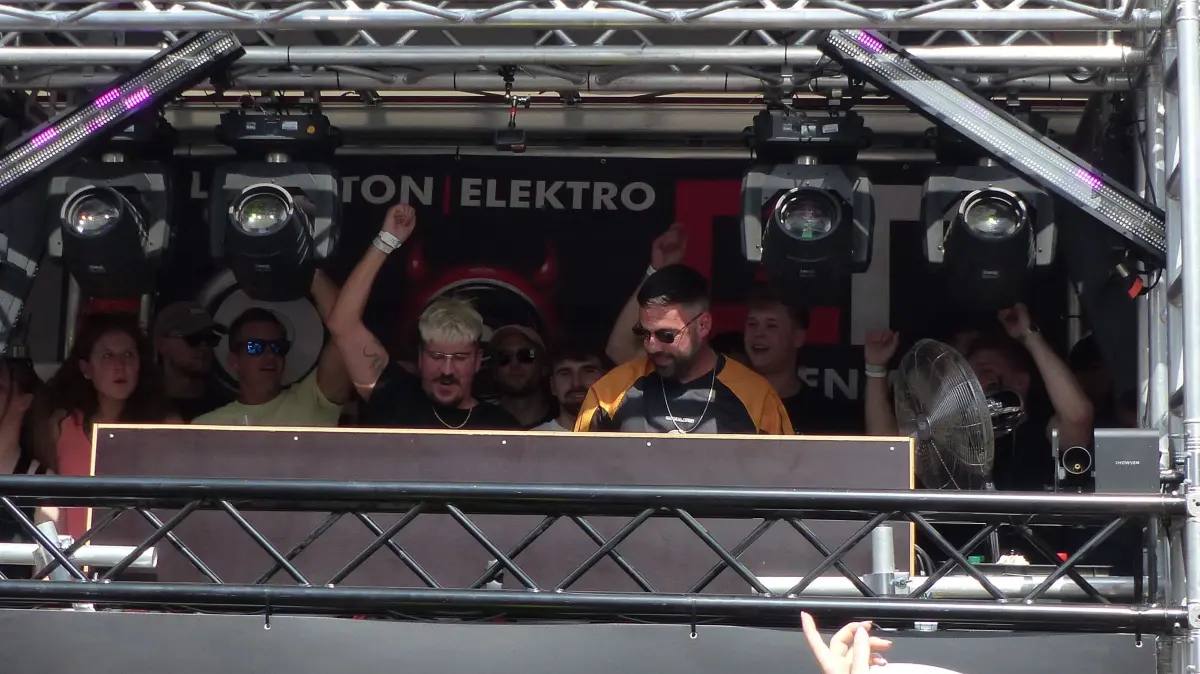 Tausende Besucher feiern die 25. Beatparade in Empfingen.