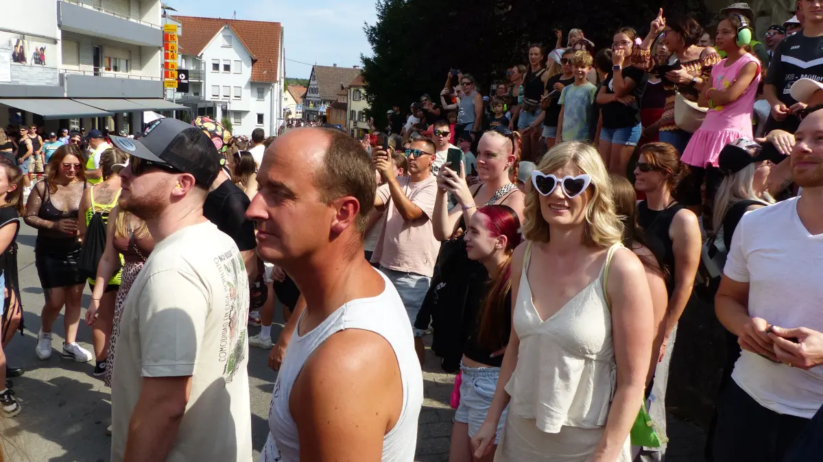 Tausende Besucher feiern die 25. Beatparade in Empfingen.