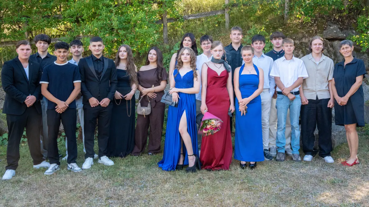 Absolventinnen und Absolventen von links nach rechts • Vullo, Calogero • Saiko Kazakov, Rostyslav • Al Maefalani, Kays • Trandafir, Daniel • Ibrahimi, Figon • Zejnullahu, Blerta • Civale, Noemi • Razhina, Veronika • Yildiz, Zeynep • Schwer, Leon • Mahei, Vanesuela • Fehrenbach, Björn • Tarasova, Natalija • Schwer, Marian • Jussek, Lian • Feldmeier, Raphael • Benczedi, Razvan-Iulian • Fegert, Enrico (nicht auf dem Bild) • Susanne Heizmann-Sandner (Lehrerin)