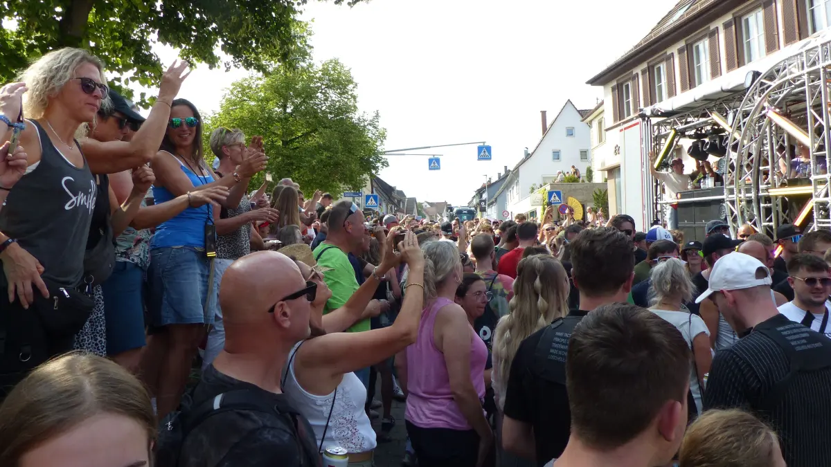 Tausende Besucher feiern die 25. Beatparade in Empfingen.