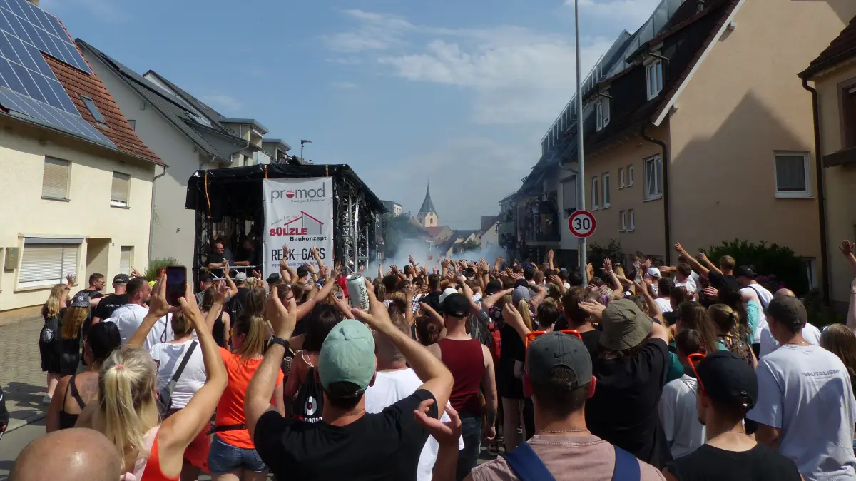 Tausende Besucher feiern die 25. Beatparade in Empfingen.