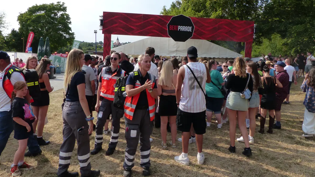 Tausende Besucher feiern die 25. Beatparade in Empfingen.