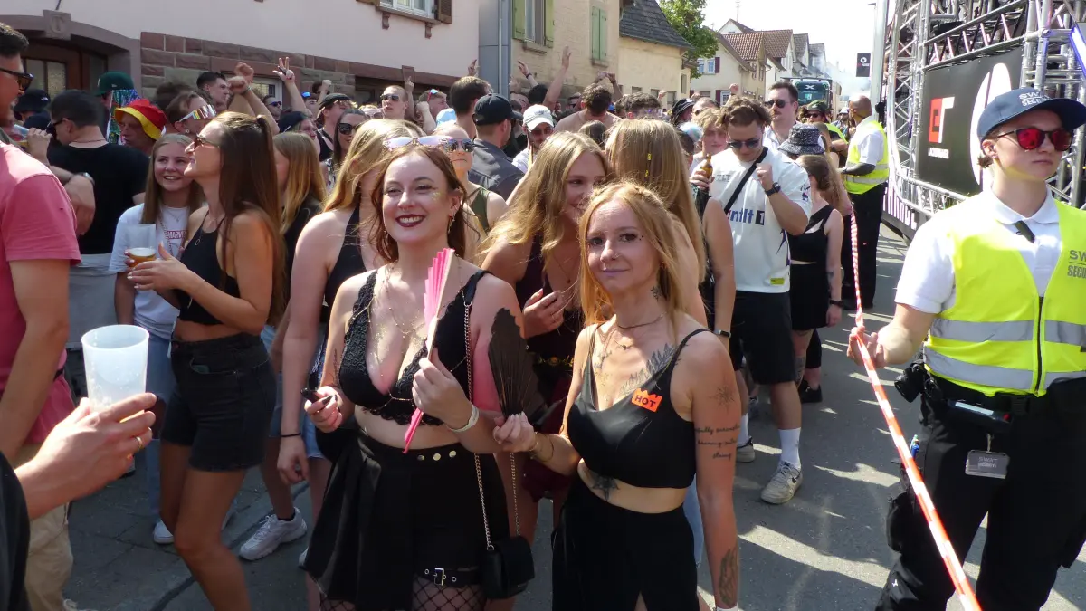 Tausende Besucher feiern die 25. Beatparade in Empfingen.