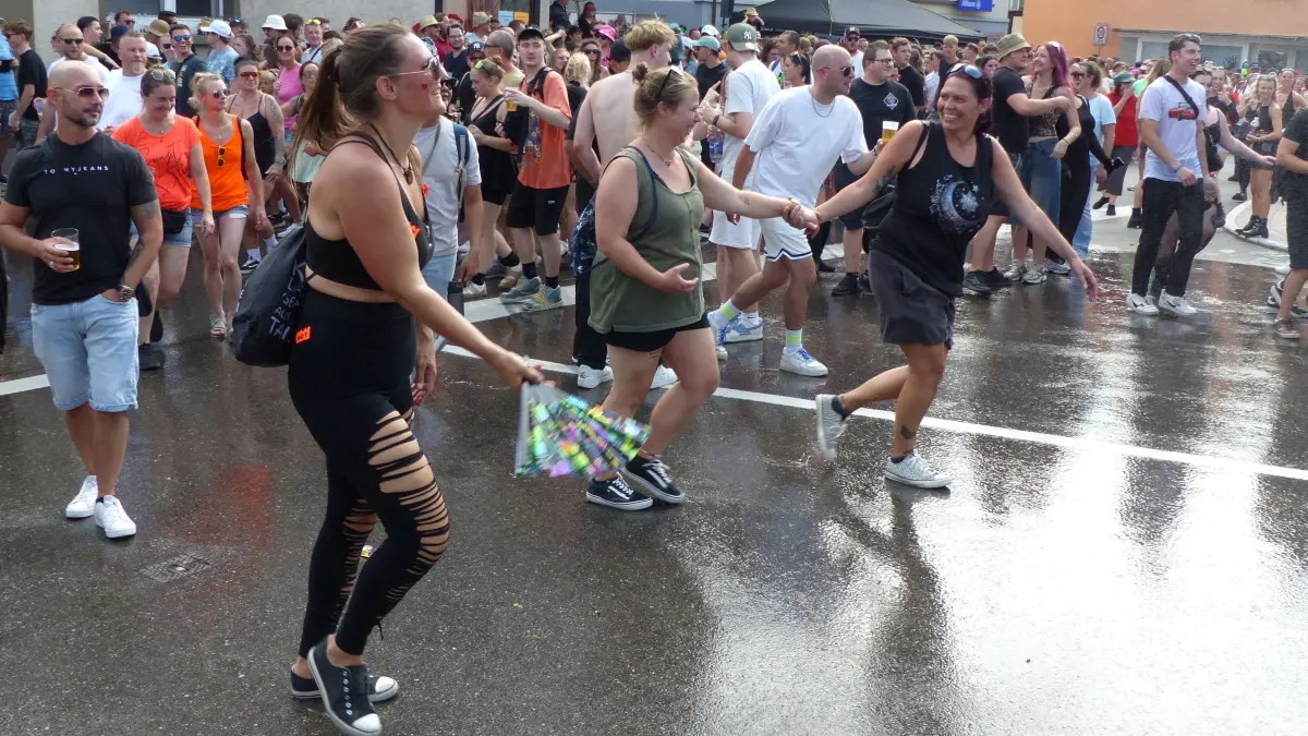 Tausende Besucher feiern die 25. Beatparade in Empfingen.