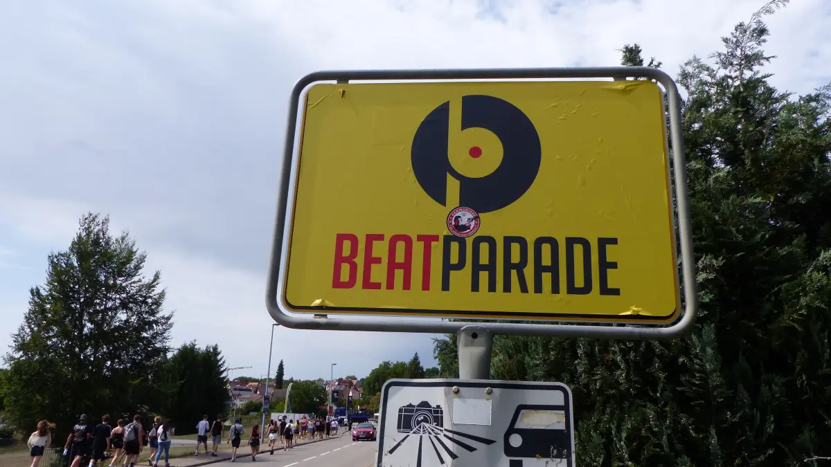 Tausende Besucher feiern die 25. Beatparade in Empfingen.