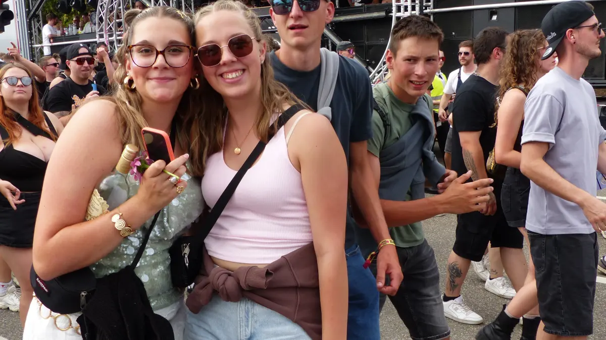 Tausende Besucher feiern die 25. Beatparade in Empfingen.