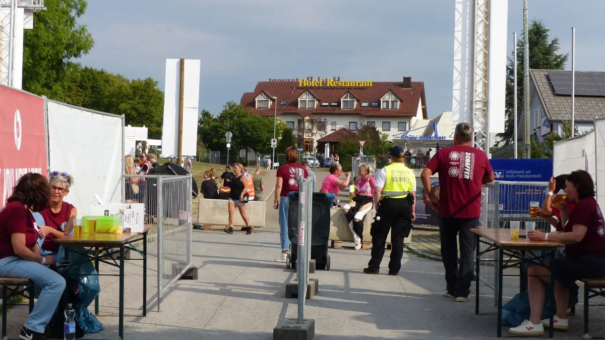 Tausende Besucher feiern die 25. Beatparade in Empfingen.