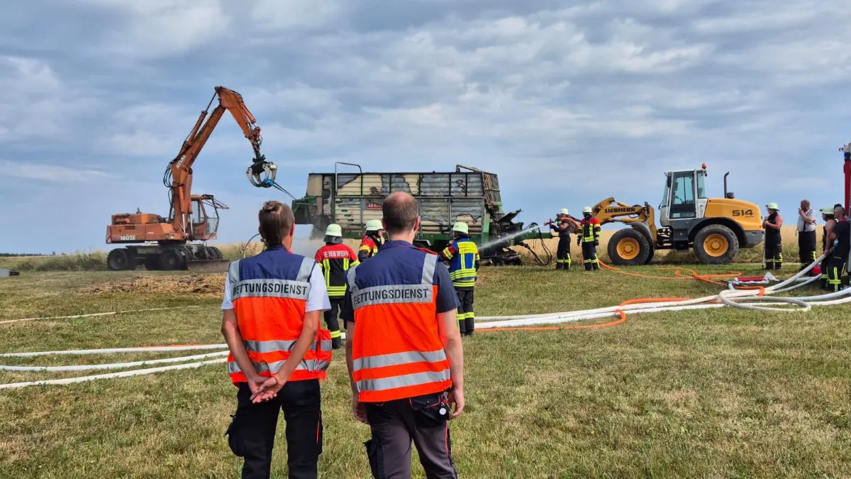 Auch der Rettungsdienst war beim Flächenbrand in Aichhalden im Einsatz.