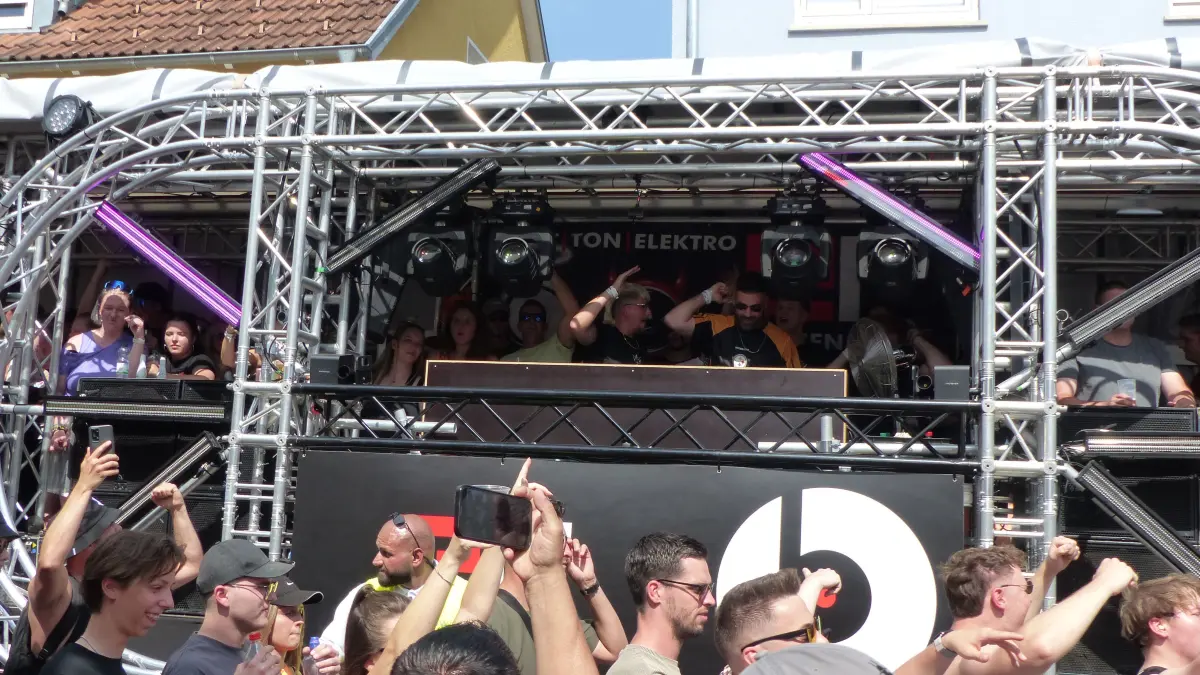 Tausende Besucher feiern die 25. Beatparade in Empfingen.